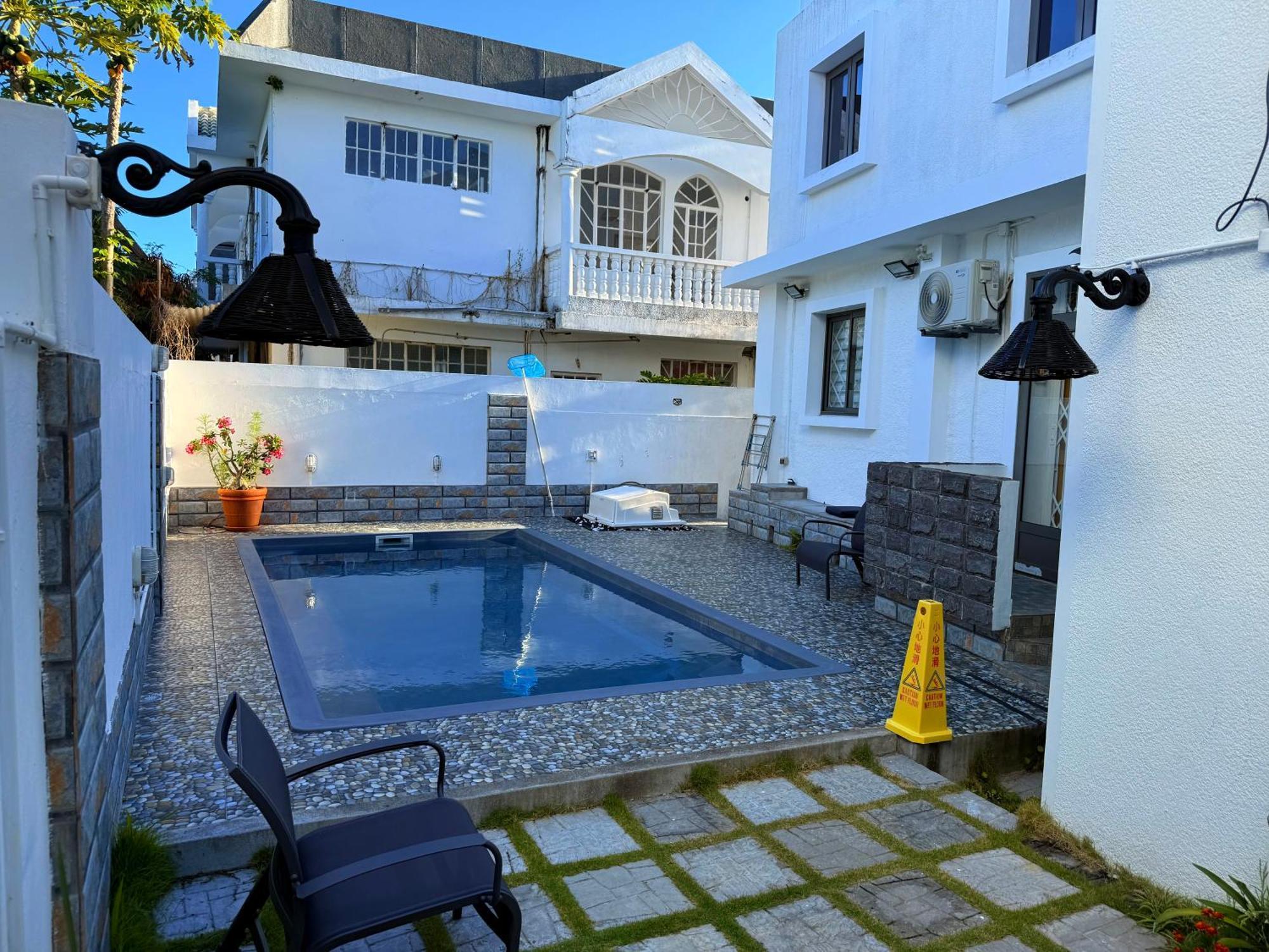 Happy House - Cosy Apartment With Private Pool And Walking Distance To Blue Bay Beach Exterior photo