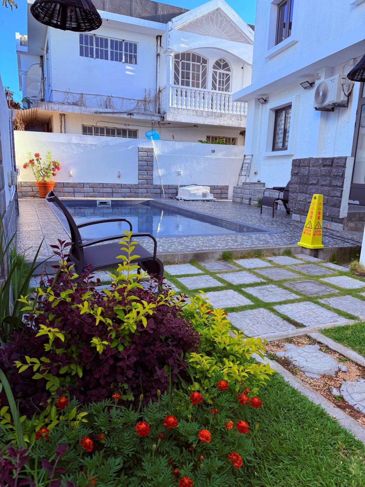 Happy House - Cosy Apartment With Private Pool And Walking Distance To Blue Bay Beach Exterior photo